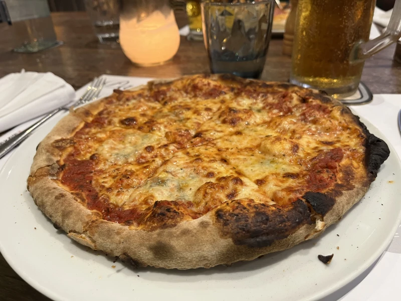 Neljän juuston pizza.