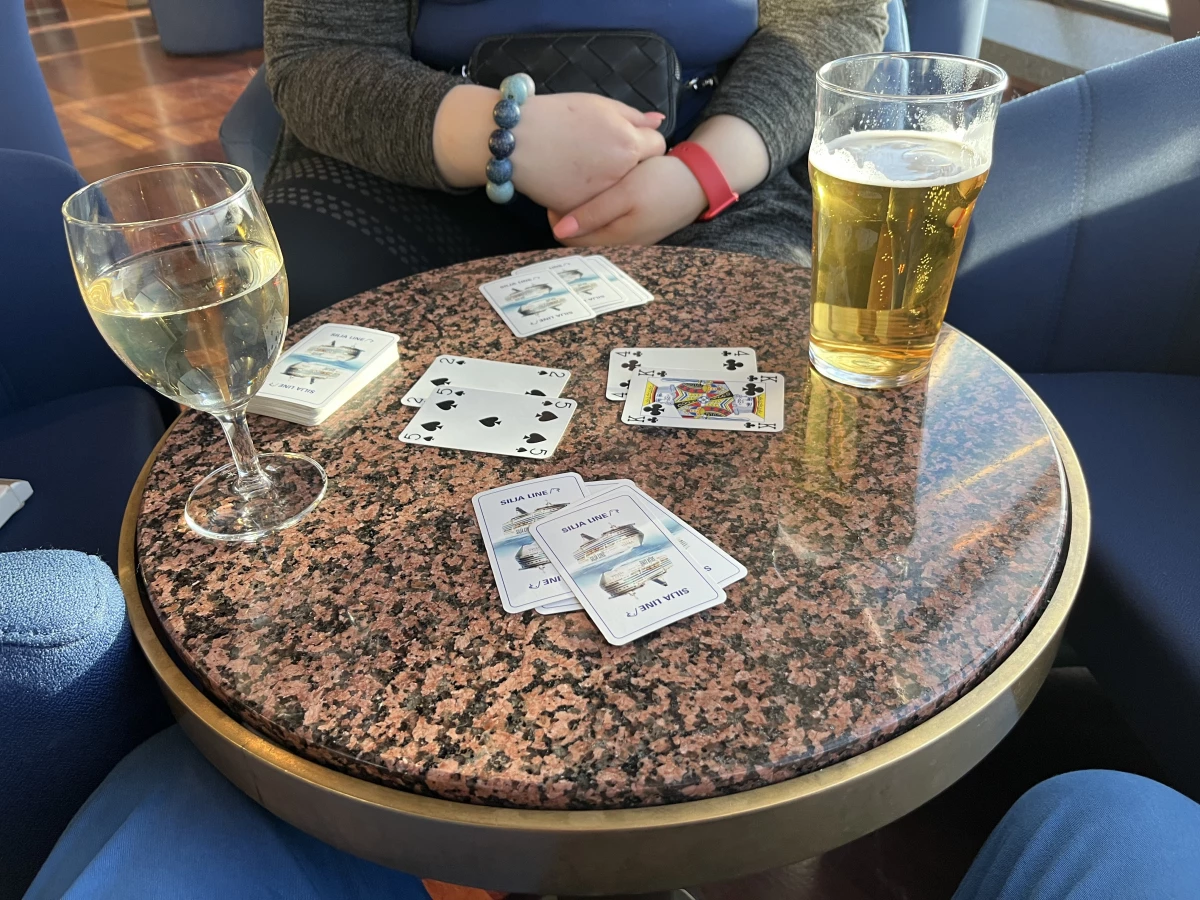 Korttipeliä Tallinkin korteilla juomien kera.