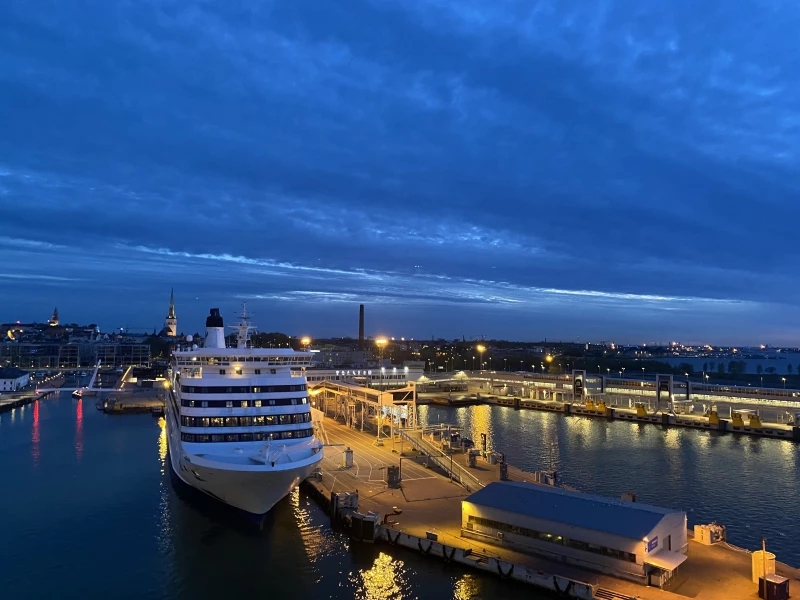 Yöllinen näkymä Tallinnan satamasta ja kuvissa toinen laiva.