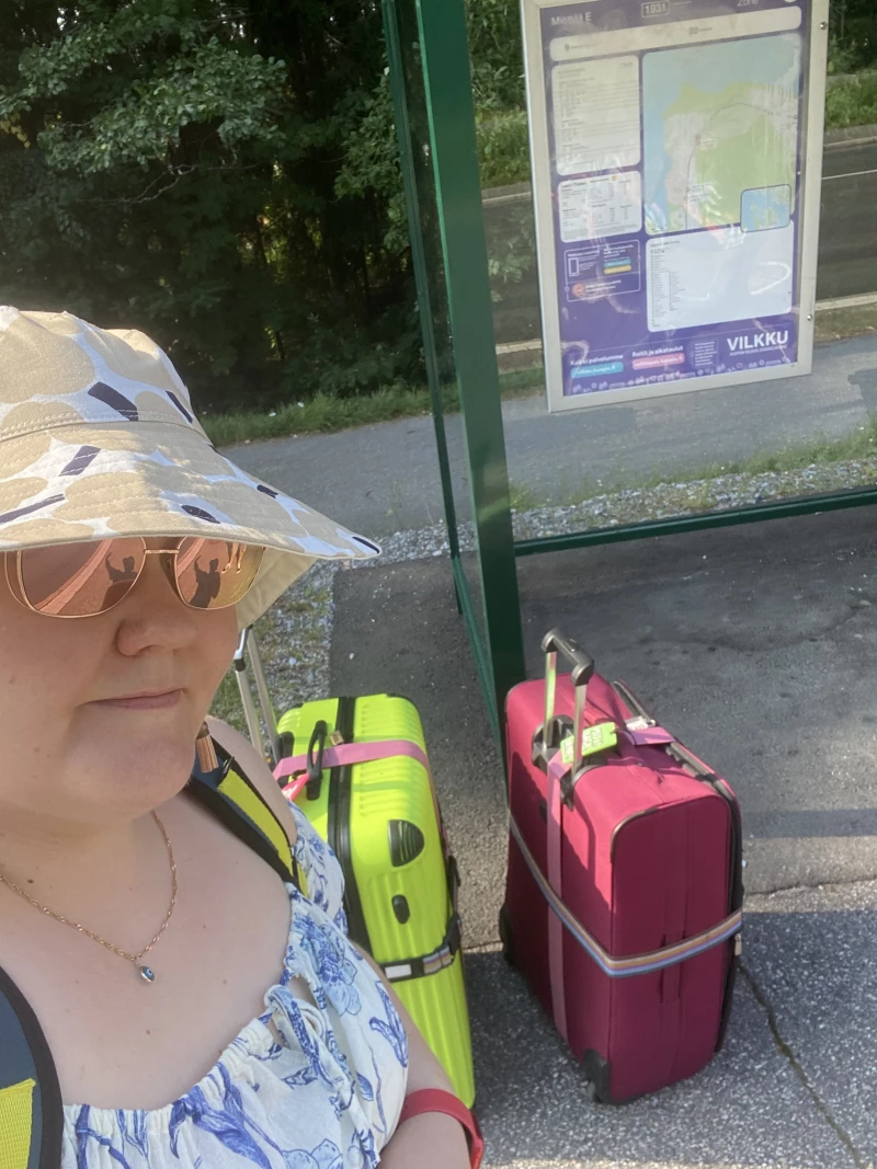 Innokas bloggaaja matkalaukkuineen bussipysäkillä!
