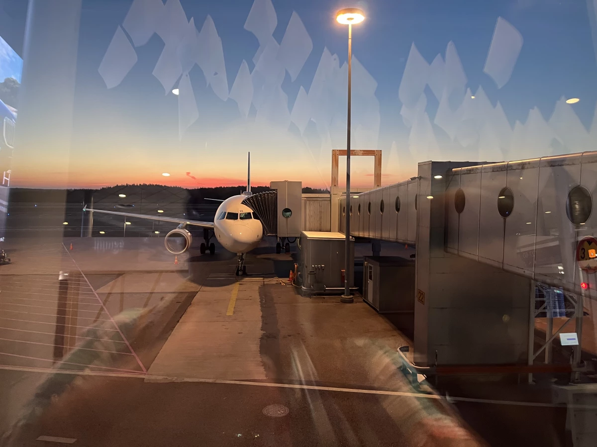 Lentokone odottamassa portilla matkustajia.